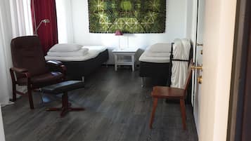 Cortinas blackout, tabla de planchar con plancha y ropa de cama