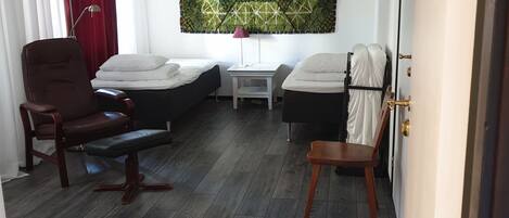 Cortinas blackout, tabla de planchar con plancha y ropa de cama