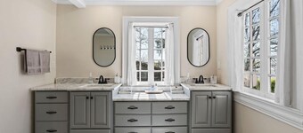 Locally Owned Historic Pope House: BRBNTrail FunZone! 3900sqft! Hottub! Fishing!