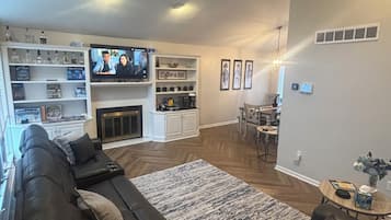 智能电视、电子游戏、桌上足球、乒乓球