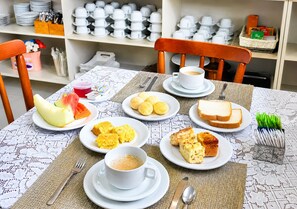Free daily buffet breakfast - Hotel Pousada Garoupas (São Sebastião)