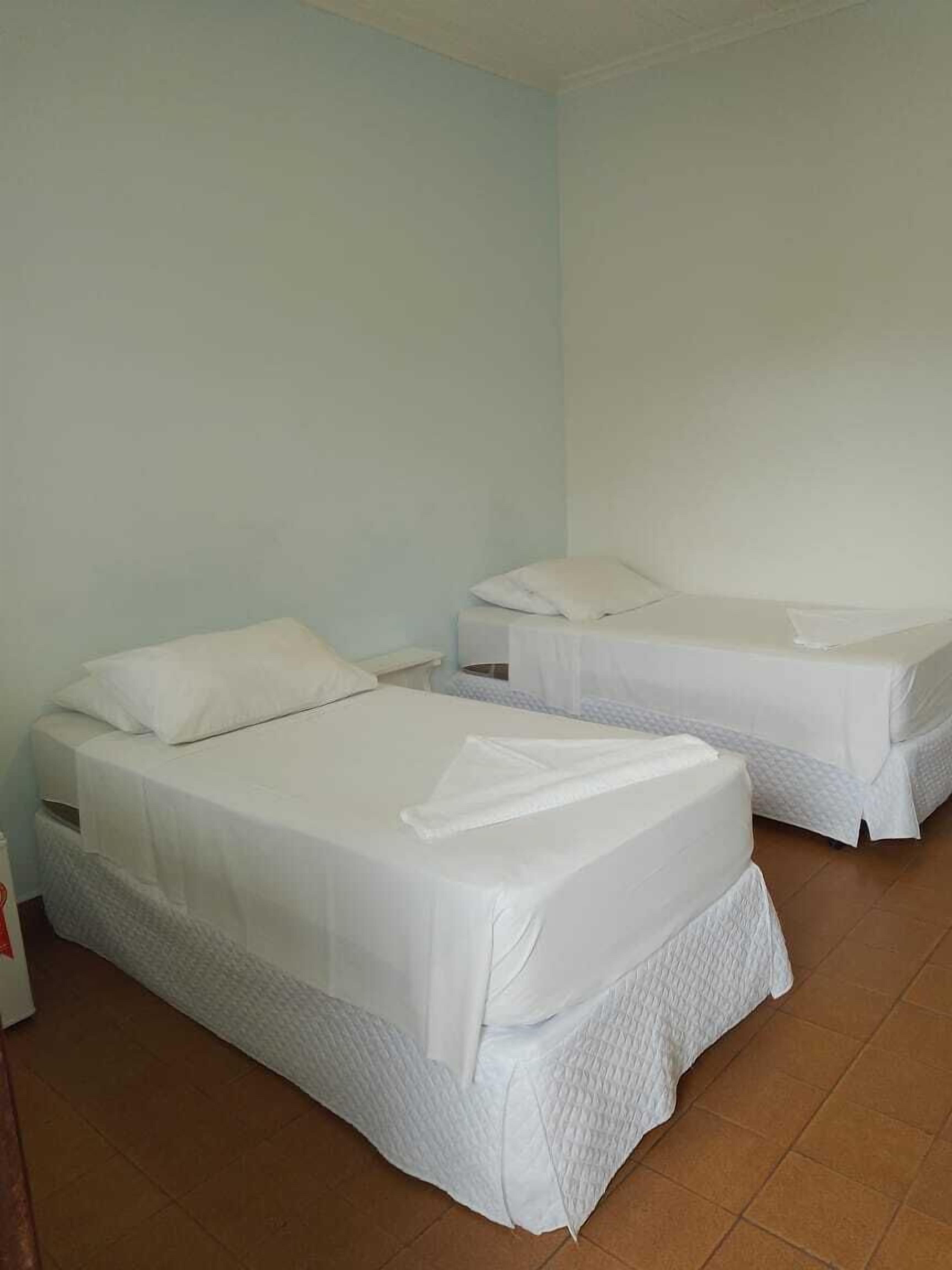 Quarto solteiro standard | Roupas de cama antialérgicas, berço de viagem, Wi-Fi de cortesia