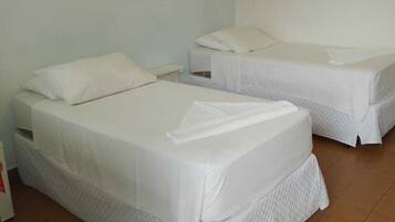 Quarto solteiro standard | Roupas de cama antialérgicas, berço de viagem, Wi-Fi de cortesia