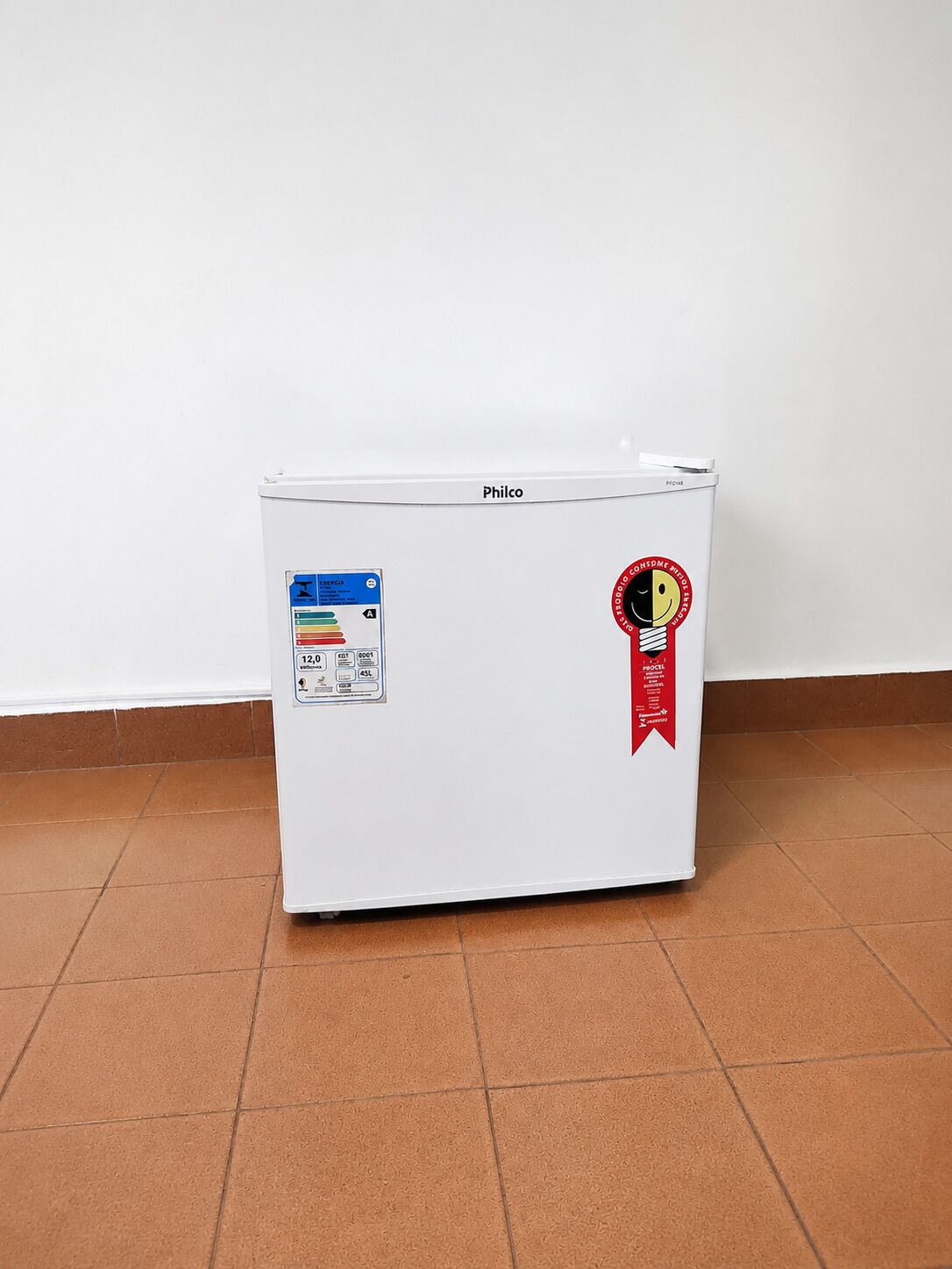 Ein weißer Philco-Kühlschrank mit einem Aufkleber an der Tür.