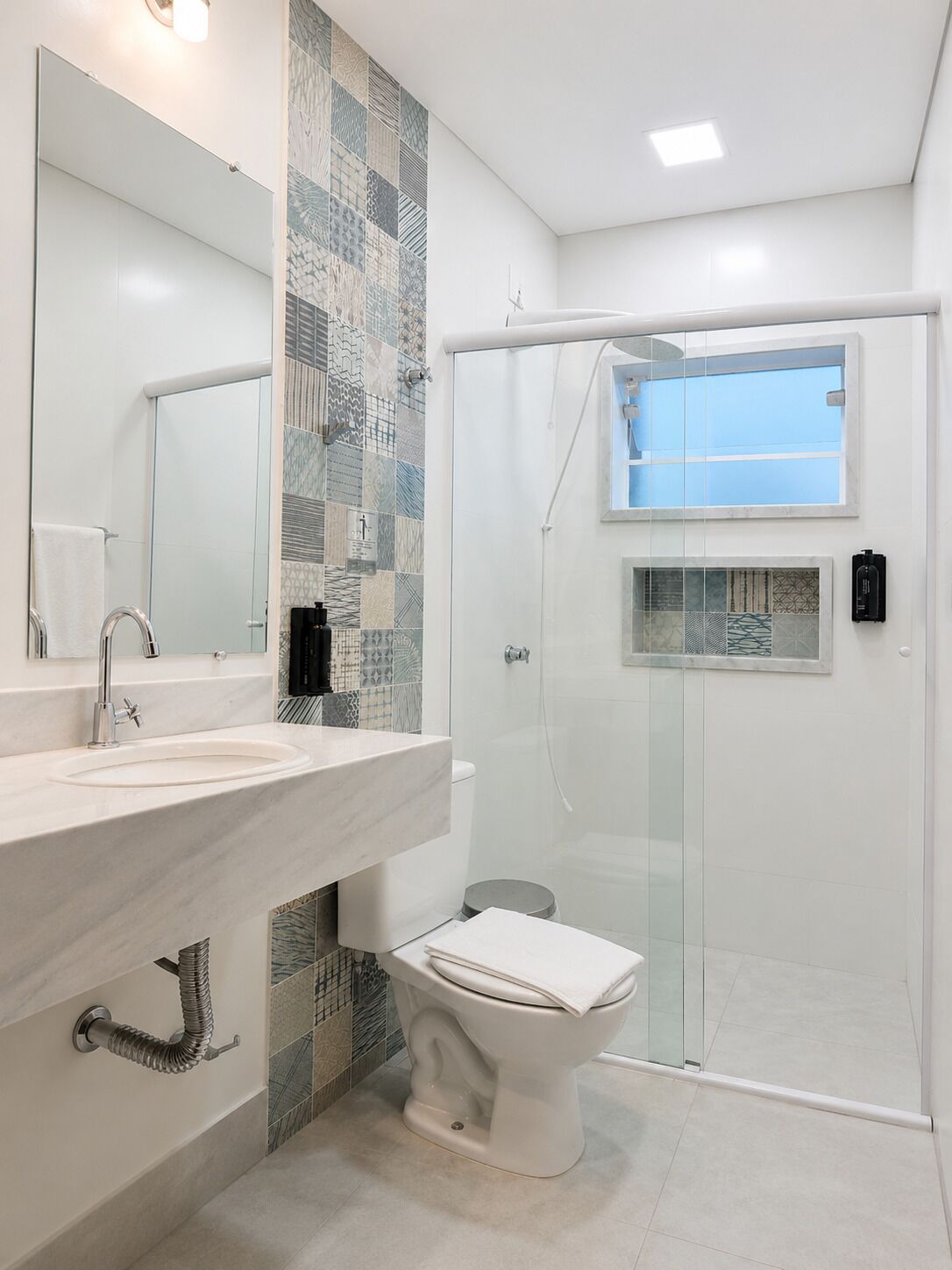 Deluxe Double Room | Bathroom | Shower, hair dryer, towels, soap