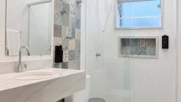 Deluxe Double Room | Bathroom | Shower, hair dryer, towels, soap