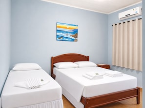 Traditional Triple Room | Hypo-allergenic bedding, free WiFi, bed sheets - Hotel Pousada Garoupas (São Sebastião)