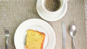Free daily buffet breakfast - Hotel Pousada Garoupas (São Sebastião)