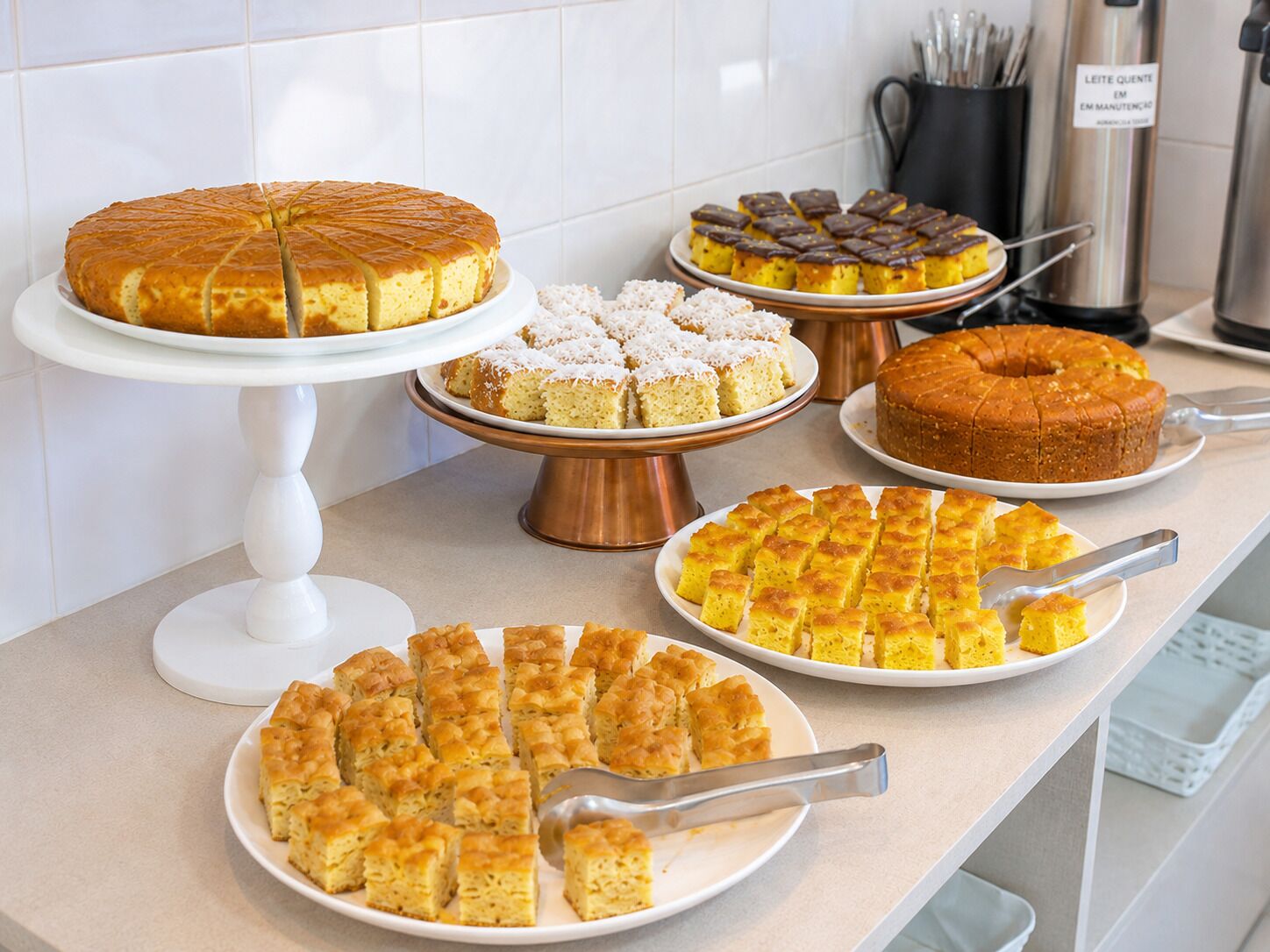 Varietat de pastissos i forns exposats en un ambient de cuina.
