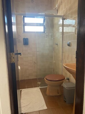 Traditional Triple Room | Bathroom | Shower, hair dryer, towels, soap - Hotel Pousada Garoupas (São Sebastião)
