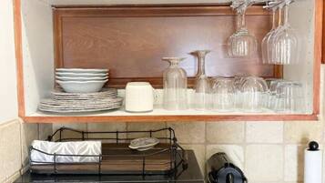 Kjøleskap, mikrobølgeovn, kaffetrakter/tekoker og vannkoker