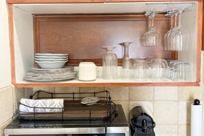 Refrigerador, microondas, cafetera y tetera y tetera eléctrica 