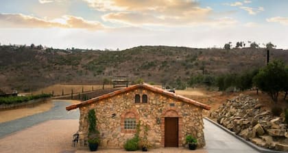 Casita Vino - Dog-Friendly Vineyard Retreat & Stay