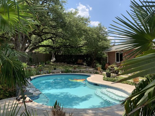 Zen bedroom in beautiful North Austin House
