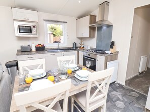 Een koelkast, een vaatwasser, een waterkoker, een broodrooster