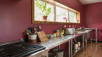 Réfrigérateur, four, plaque de cuisson, cafetiÚre/bouilloire