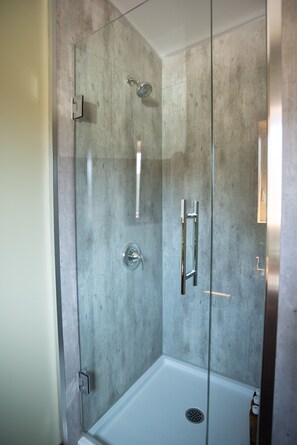Douche, articles de toilette écologiques, serviettes fournies, savon