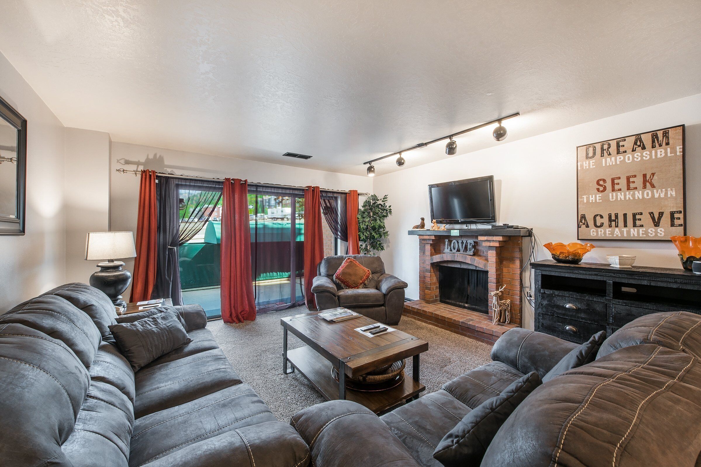 Smart TV, fireplace, DVD player