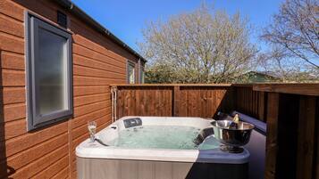 Cottage | Outdoor spa tub