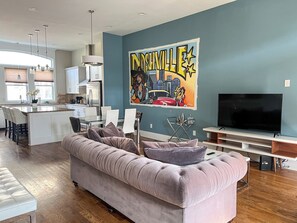 TV - The Painted Muse I Murals + Hot Tub | Minutes to Broadway (Nashville)