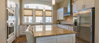 The Painted Muse I Murals + Hot Tub | Minutes to Broadway