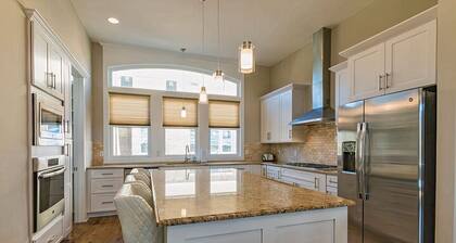 The Painted Muse I Murals + Hot Tub | Minutes to Broadway