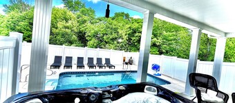 Bourbon Trail POOL Zone! HotTub! PoolTable! PingPong! GoldenTee! BigYard! PETS!