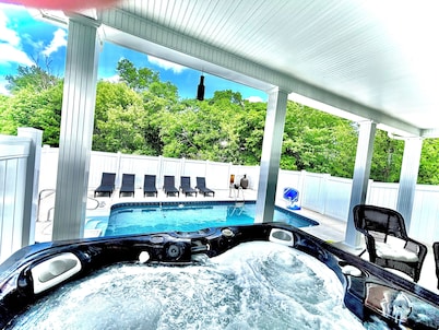Bourbon Trail POOL Zone! HotTub! PoolTable! PingPong! GoldenTee! BigYard! PETS!