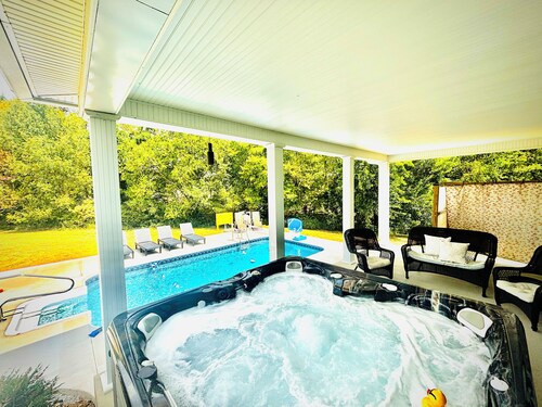 Bourbon Trail POOL Zone! HotTub! PoolTable! PingPong! GoldenTee! BigYard! PETS!