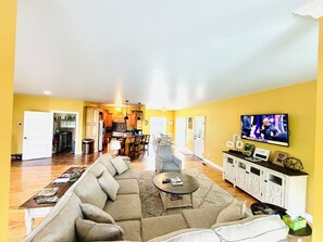 Smart-TV, DVD-Player, Tischtennisplatte