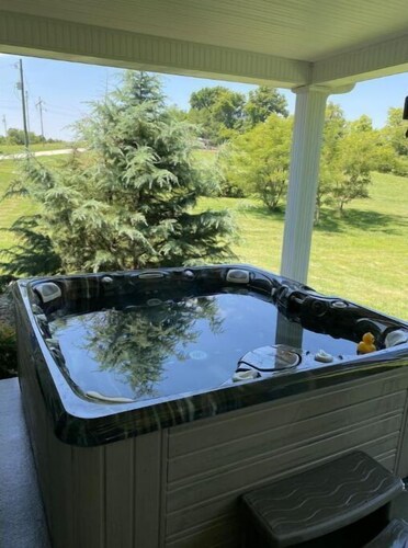 Bourbon Trail POOL Zone! HotTub! Pool Table! Ping Pong! Golden Tee! Big Yard! 