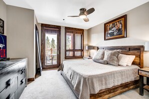 3 habitaciones, escritorio y tabla de planchar con plancha