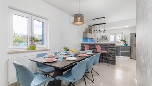 Une cuisine moderne avec un coin repas.