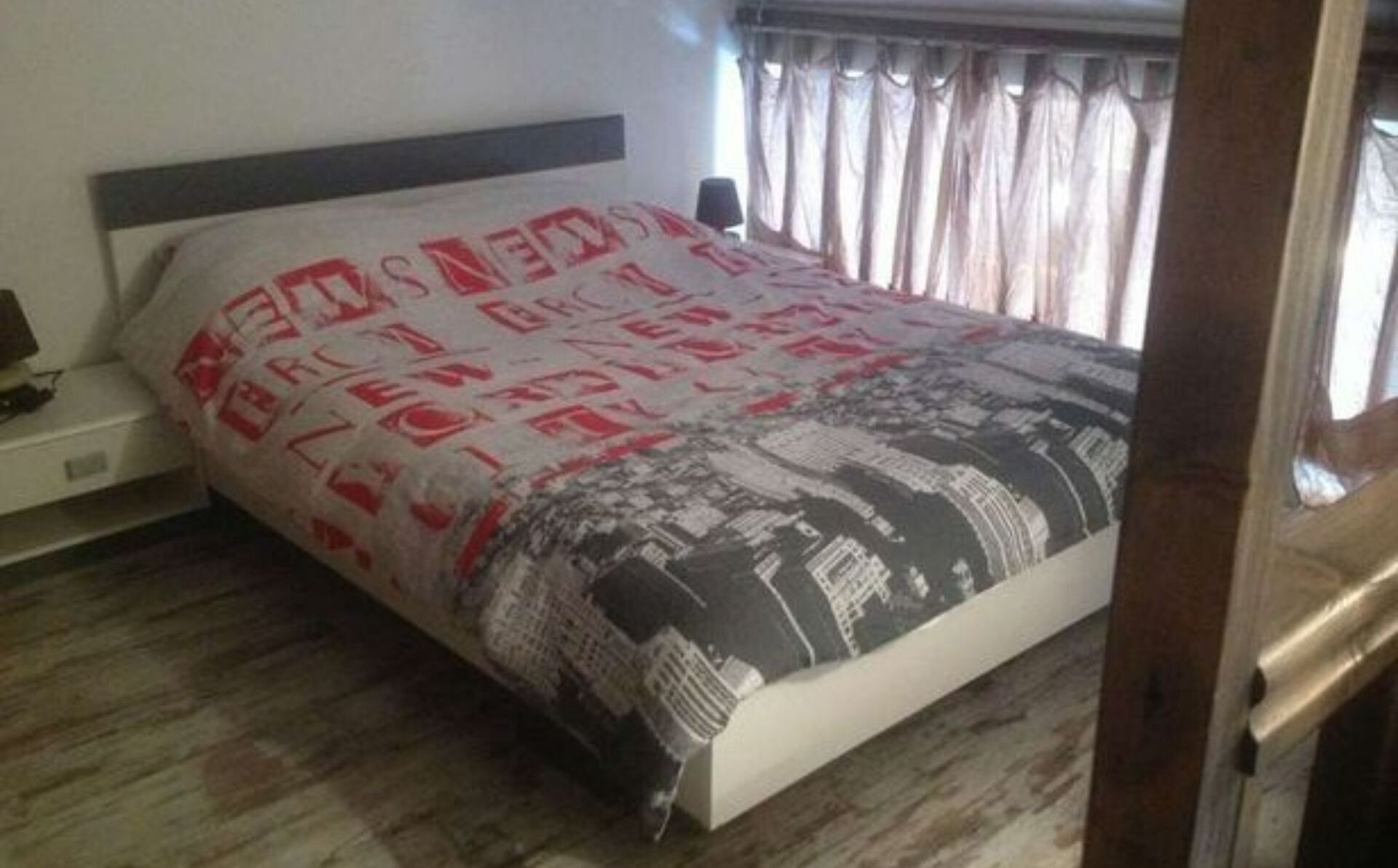 1 chambre, fer et planche à repasser
