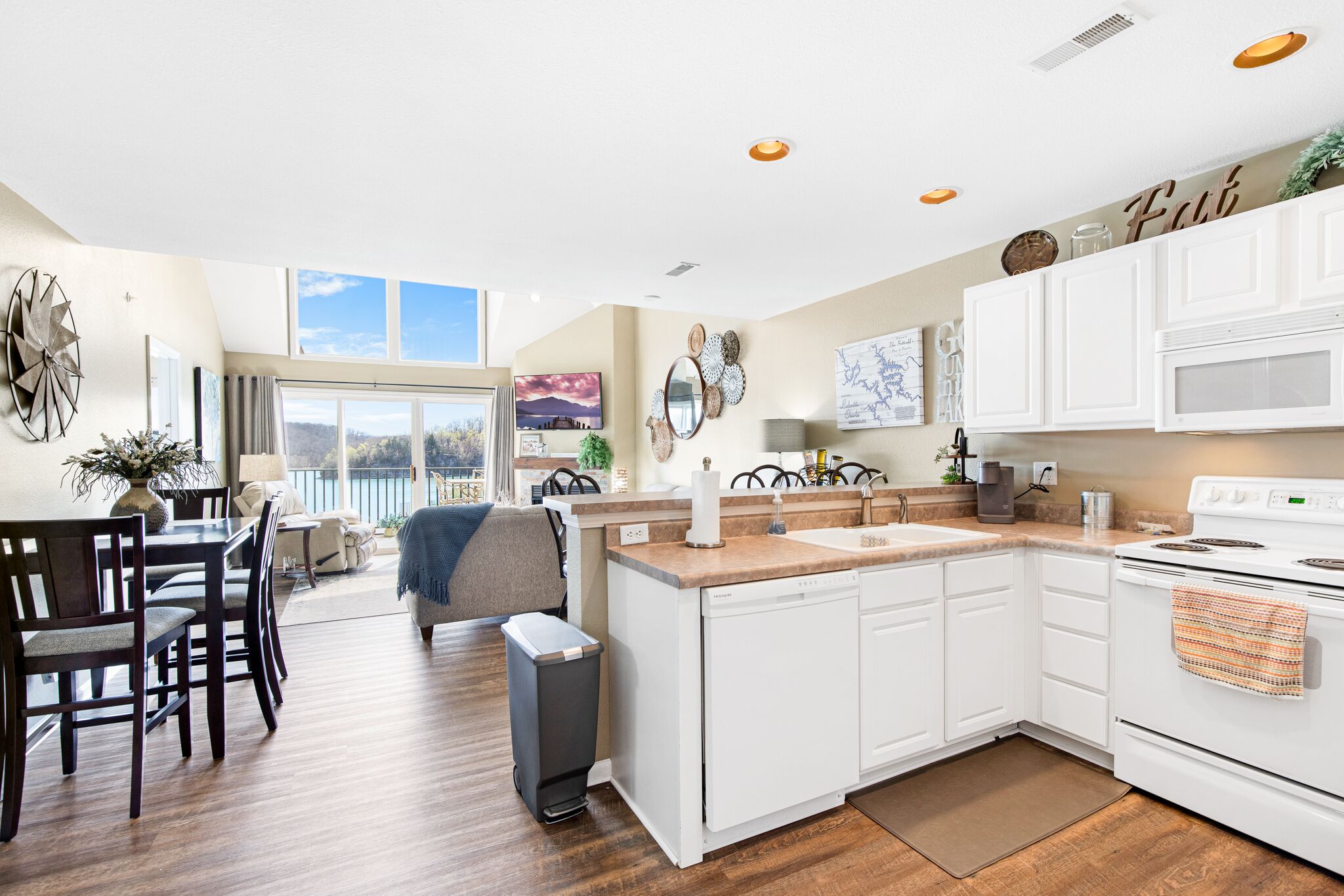 Spectacular Lake and Wildlife Views!