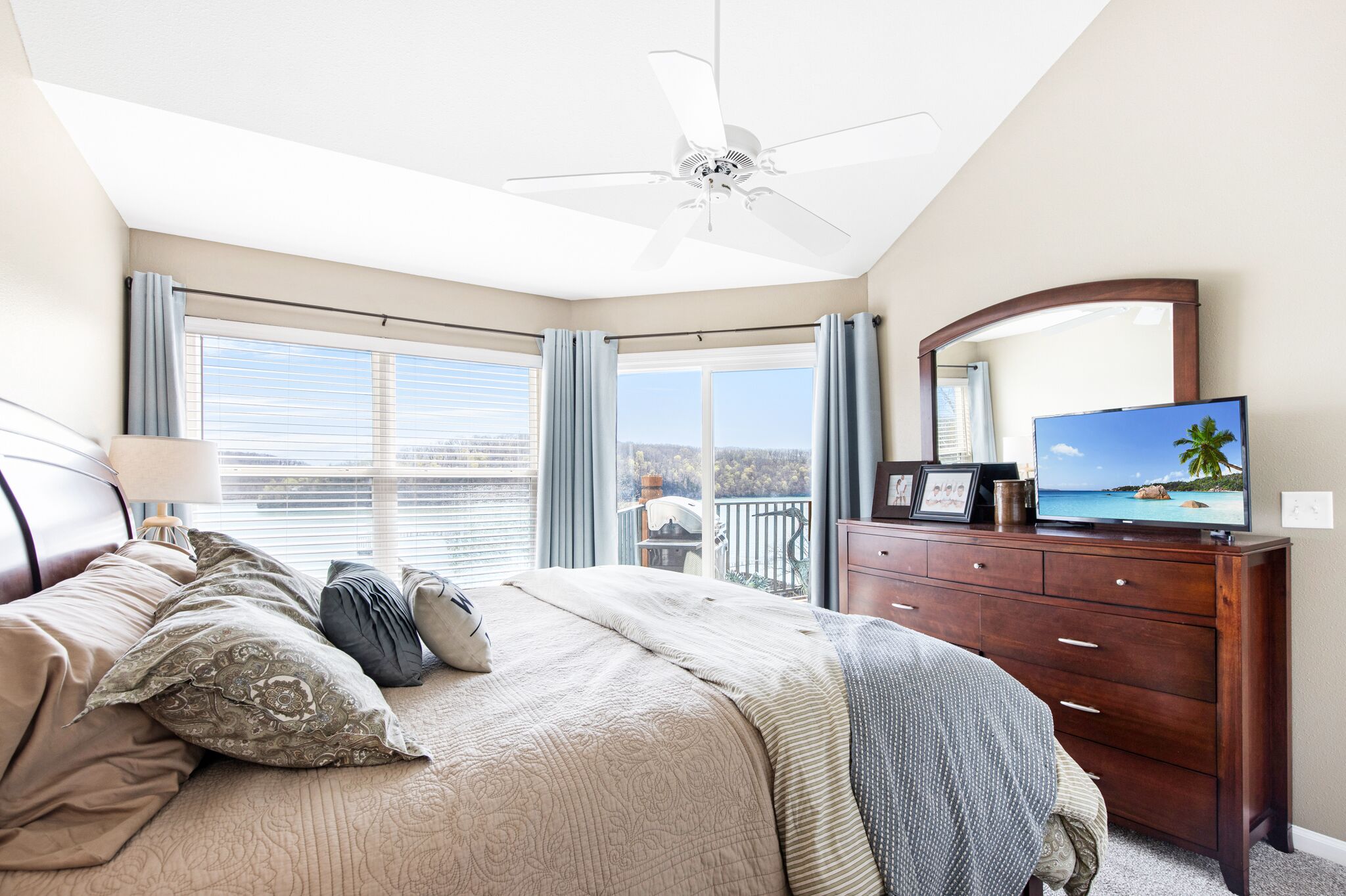 Spectacular Lake and Wildlife Views!