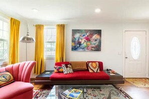 Smart TV, libros, biblioteca musical y estéreo 