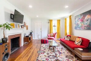 Smart TV, libros, biblioteca musical y estéreo 