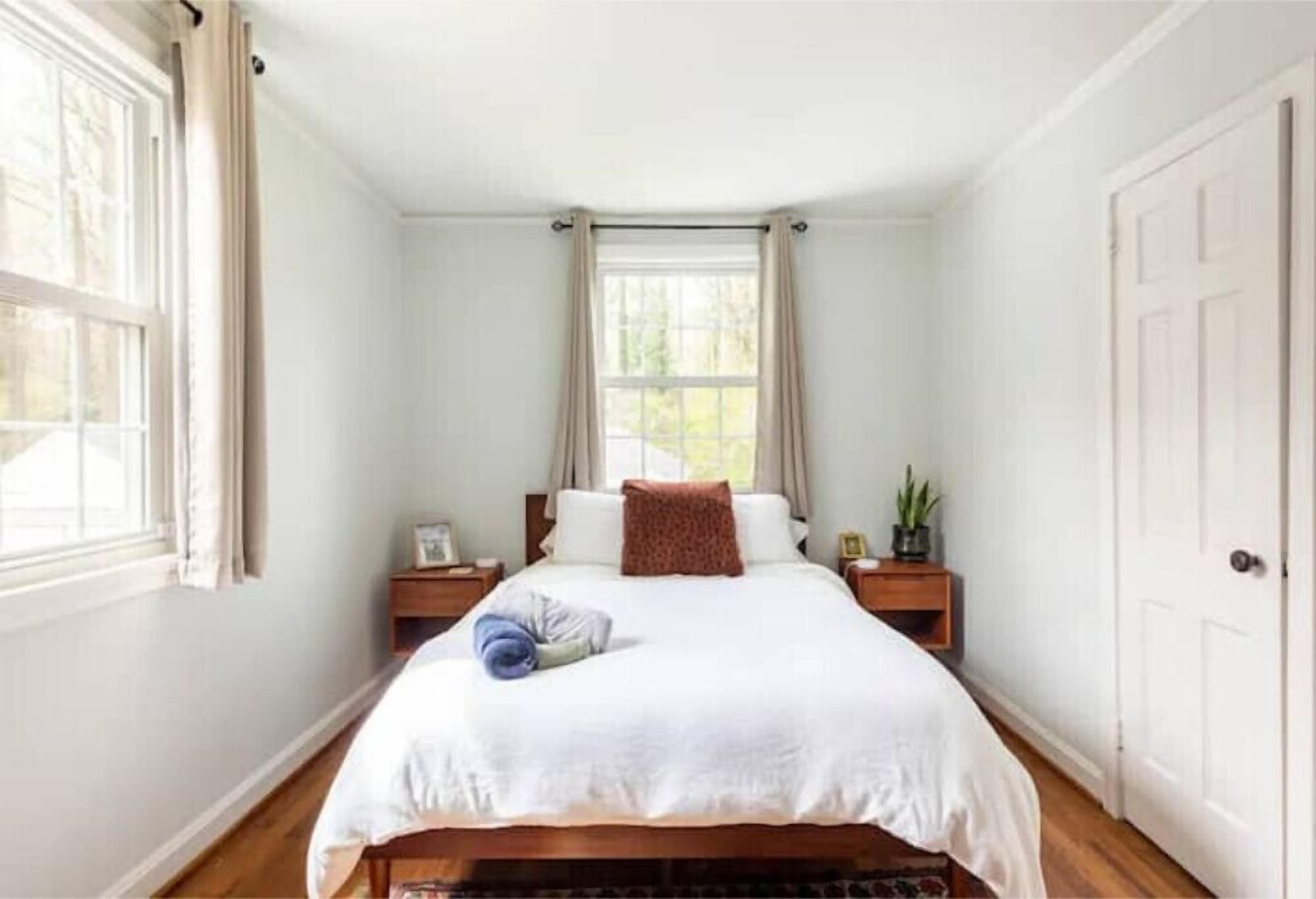Sunny 2 bedroom cottage minutes from downtown!