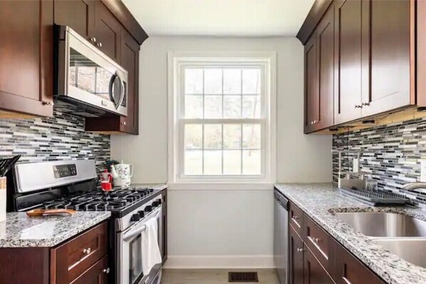 Refrigerador, microondas, parrilla de estufa y lavavajillas 