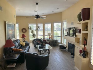 Smart TV, chimenea y videojuegos 