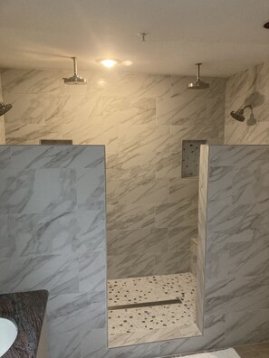 Dusche, Haartrockner, Handtücher, Seife