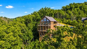 Making memories in the mountains at Jester Cabin. - Mtn Cabin · Hot Tub · Game Room · Fire Pit (Sevierville)