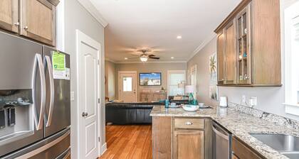 6014 sleeps 10 3/2 ramp ,2pools close to beach