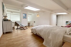 3 bedrooms, travel cot, bed sheets