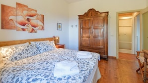 2 bedrooms, travel crib, WiFi (free)
