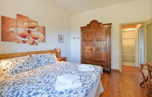 2 bedrooms, travel crib, free WiFi
