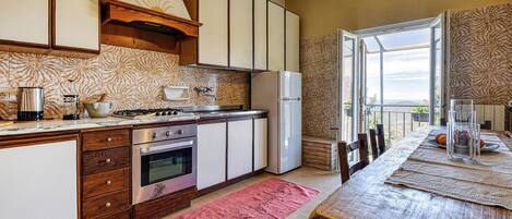 Kühlschrank, Herdplatte, Wasserkocher mit Kaffee-/Teezubehör