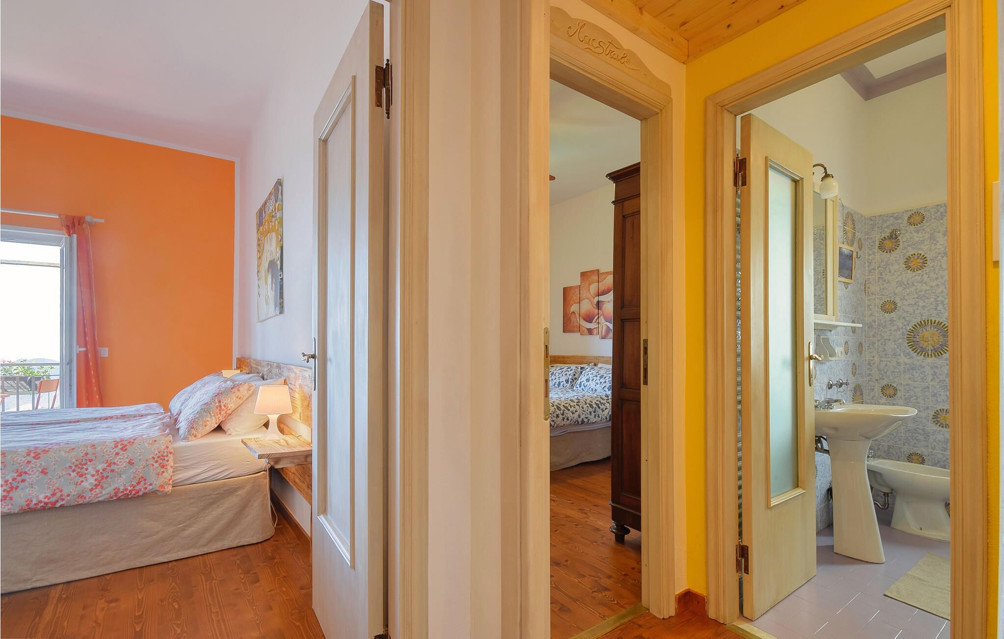 Ein Schlafzimmer mit einem Bett, einem Nachttisch und einem Fenster mit Vorhängen.