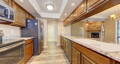 Waterfront 4BR 2 Bath, Private Dock, hot tub and kayaks! Up to 10 guests!